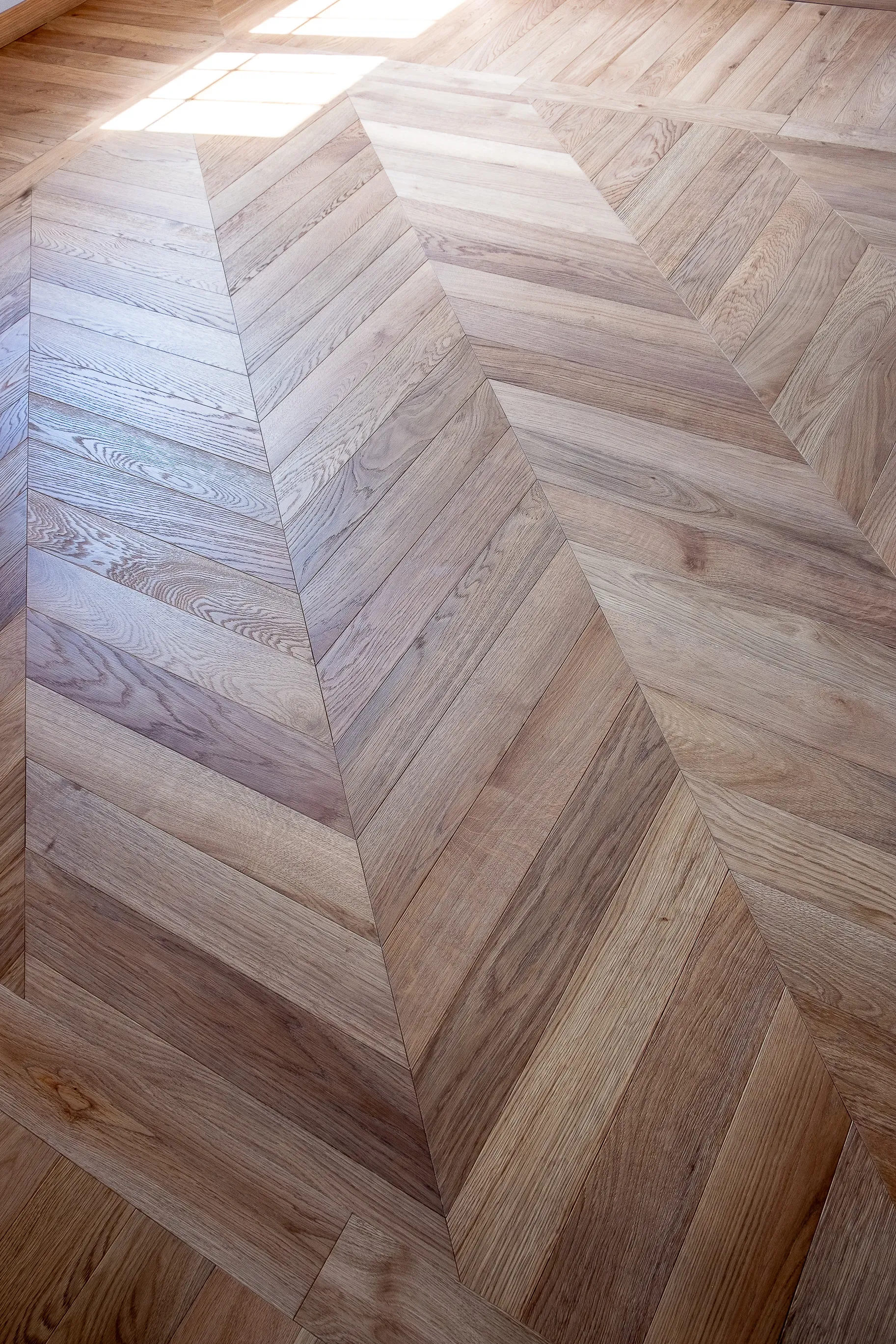 Dettaglio materico di una superficie in marmo per interni di lusso