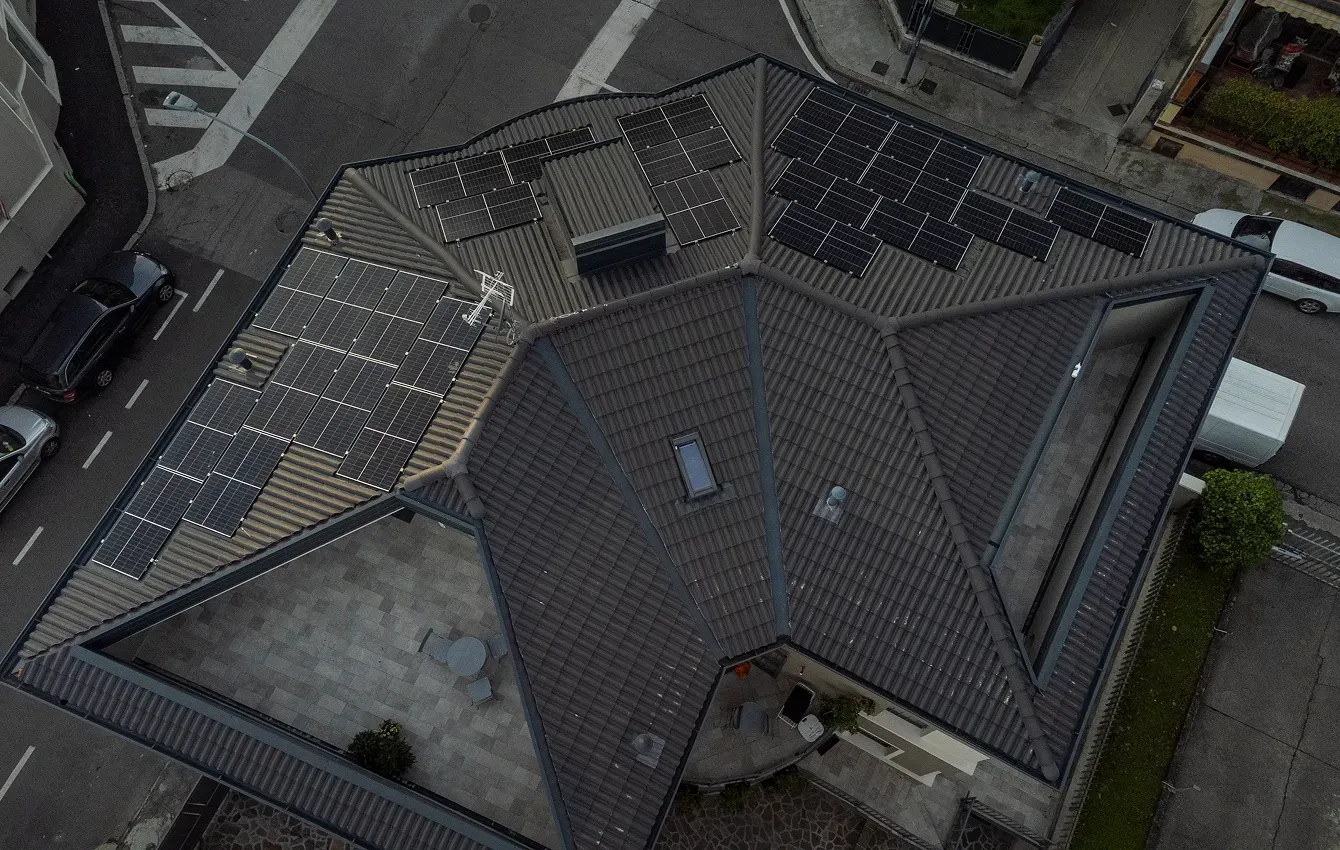 Vista dall'alto di una casa Bianchetti con pannelli solari sul tetto