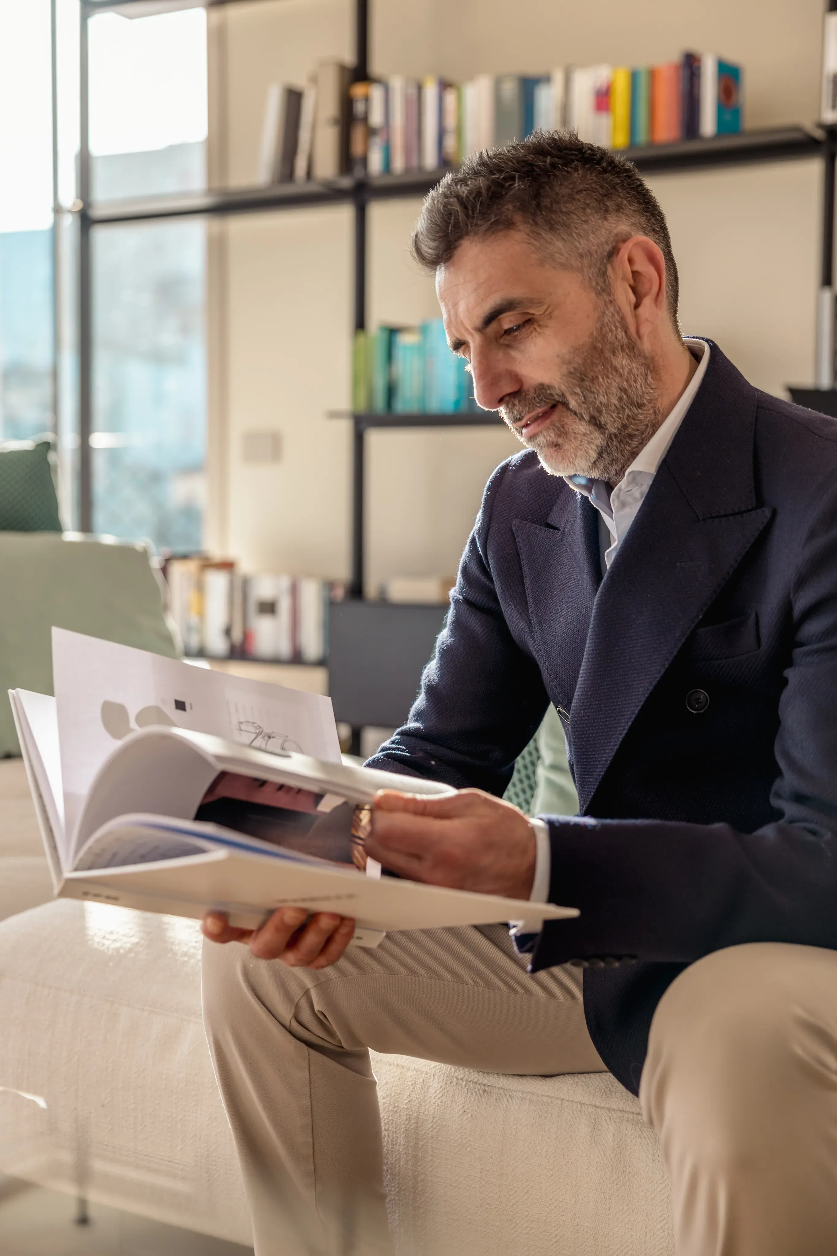 Living room moderna realizzata seguendo le linee guida dell'Housebook