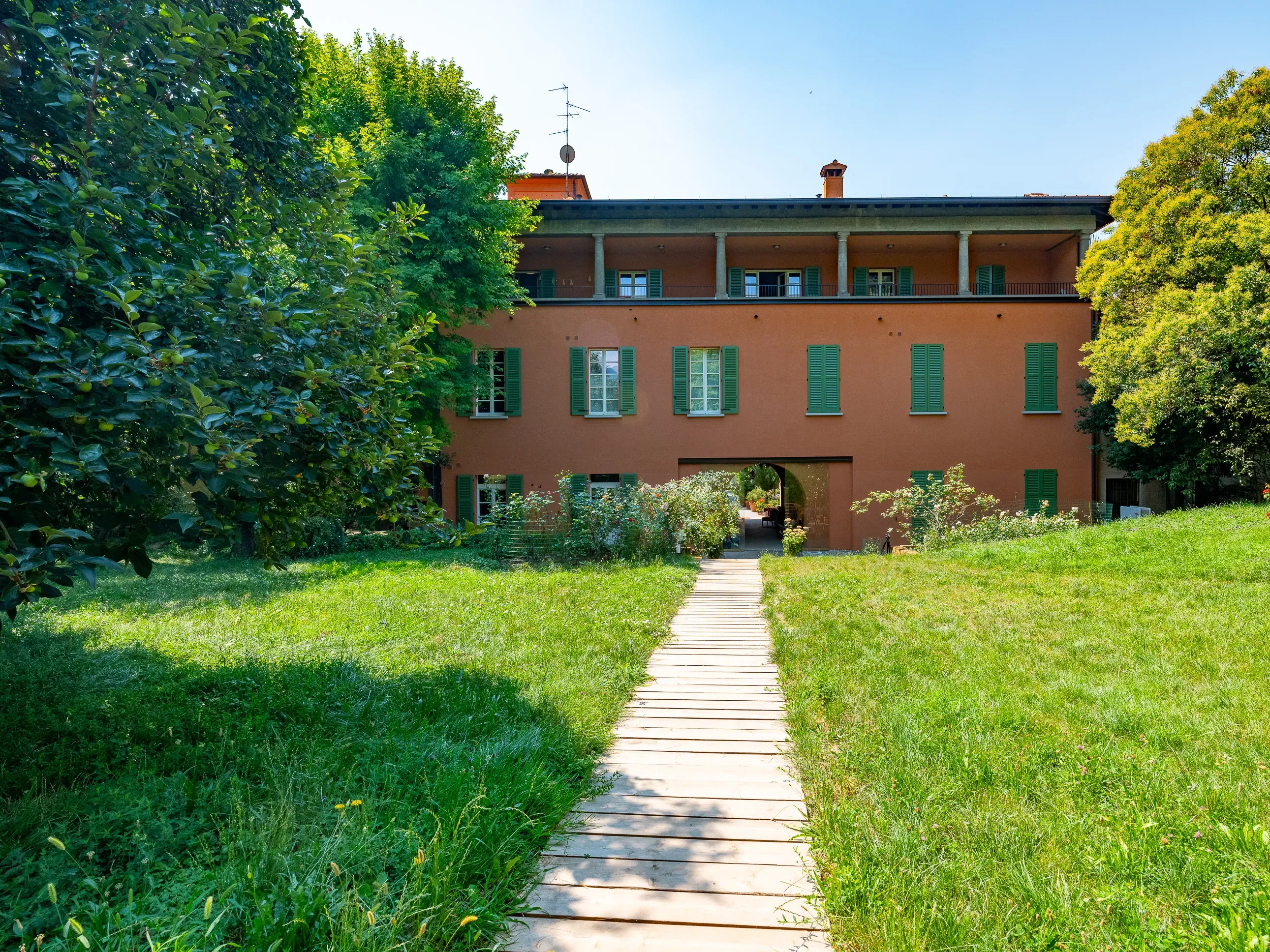 Un momento di relax che rappresenta il concetto di spensieratezza nel costruire con Bianchetti