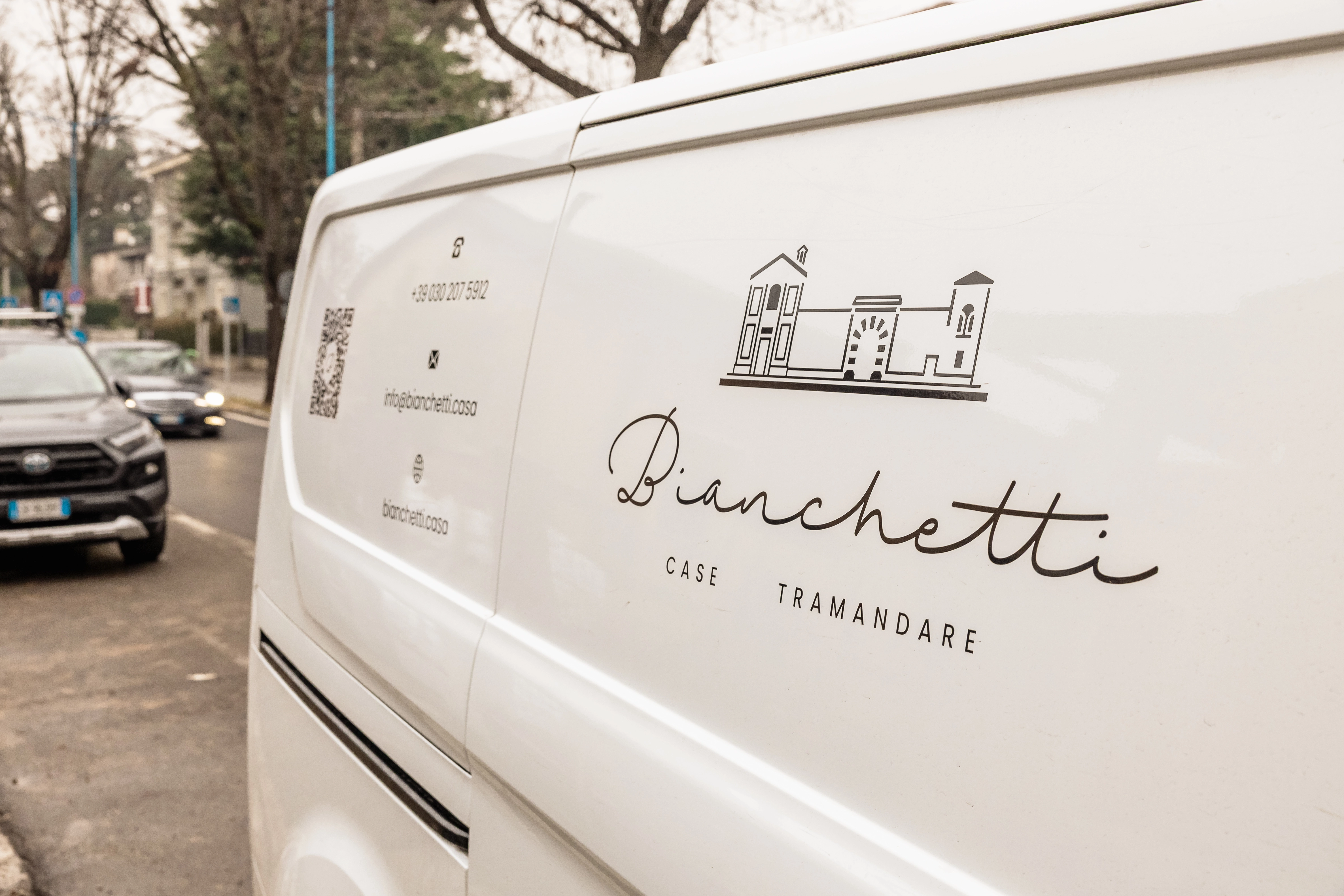 Dettaglio del furgone aziendale con il logo "Bianchetti - Case da Tramandare", a testimonianza del servizio chiavi in mano come General Contractor.