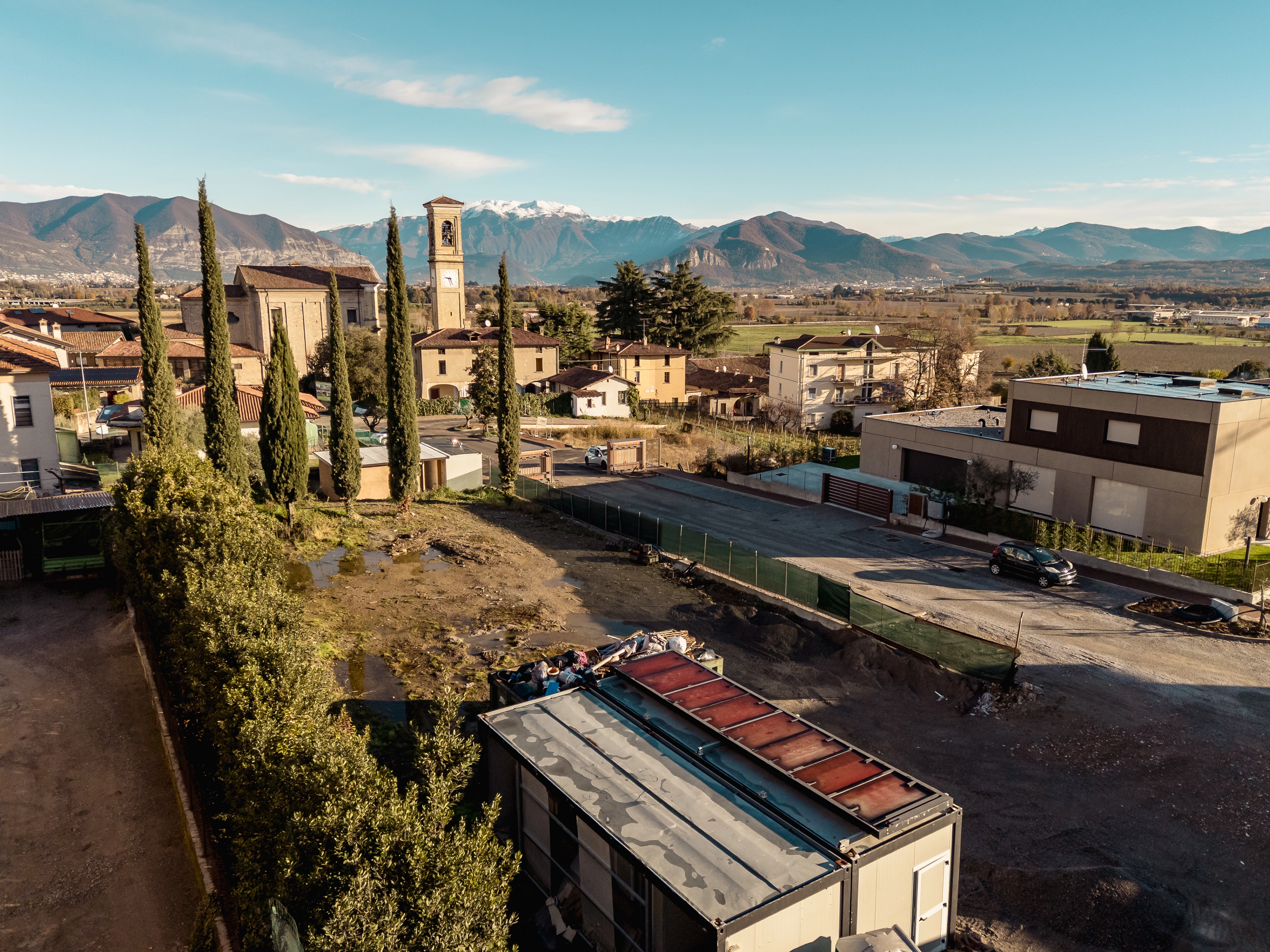 Veduta dall'alto di un lotto di terreno edificabile pronto per la progettazione e la costruzione di una nuova casa su misura.